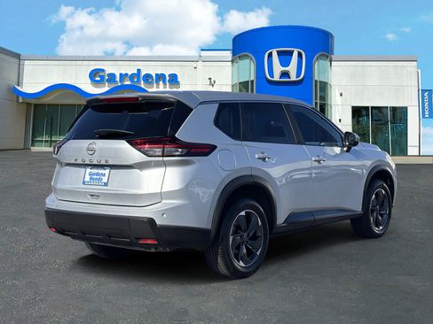 Used 2025 Nissan Rogue SV FWD image 6