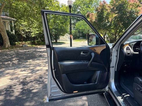 Used 2014 INFINITI QX80 4WD w/ Theater Package image 10