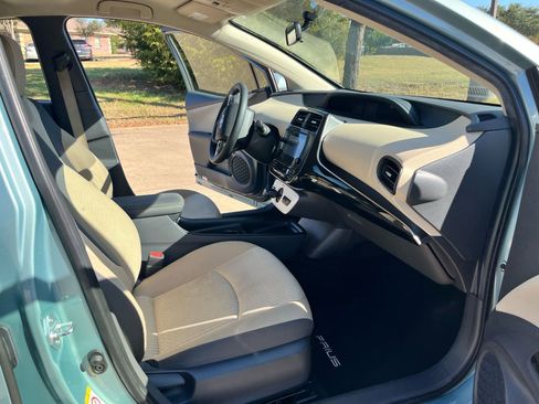 Used 2016 Toyota Prius Two image 18