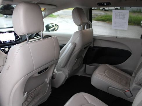 Used 2021 Chrysler Pacifica Touring-L FWD image 16