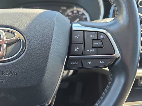 Used 2020 Toyota Highlander XLE AWD/4WD image 22