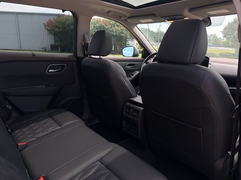 Certified 2023 Nissan Rogue Platinum w/ Platinum Premium Package AWD/4WD image 17