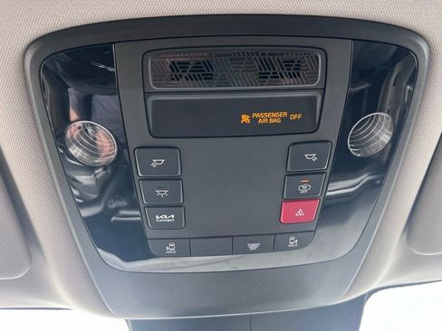 Certified 2025 Kia Carnival FWD image 18
