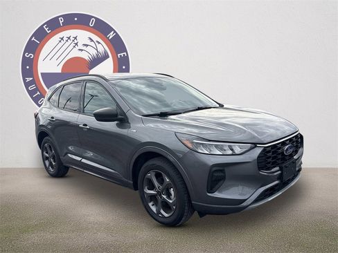 Used 2024 Ford Escape ST-Line image 2