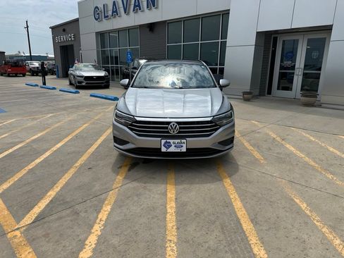 Used 2019 Volkswagen Jetta SE FWD image 2