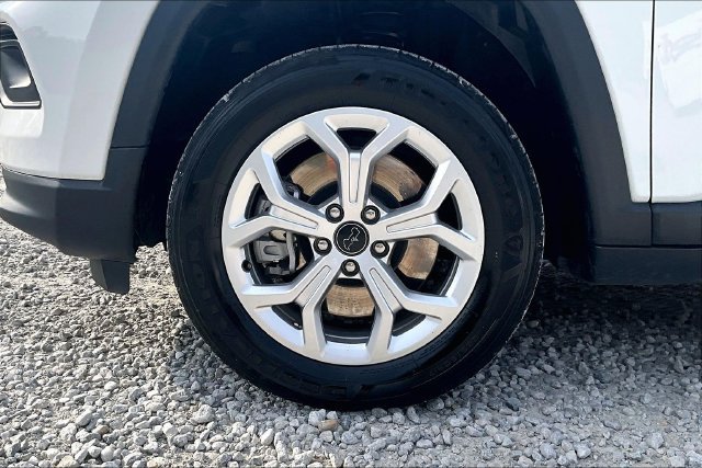 Used 2025 Jeep Compass Latitude w/ Sun & Sound Group AWD/4WD image 8