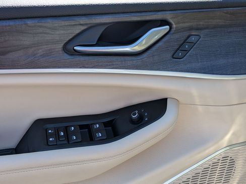 Used 2023 Jeep Grand Cherokee L Limited w/ Black Appearance Package image 11