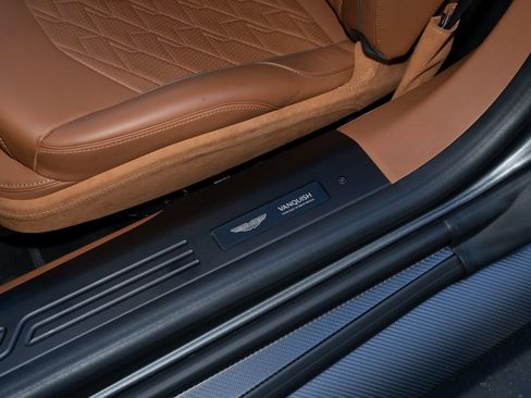 Used 2025 Aston Martin Vanquish image 18