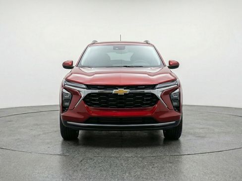 Used 2025 Chevrolet Trax LT w/ LT Convenience Package image 2