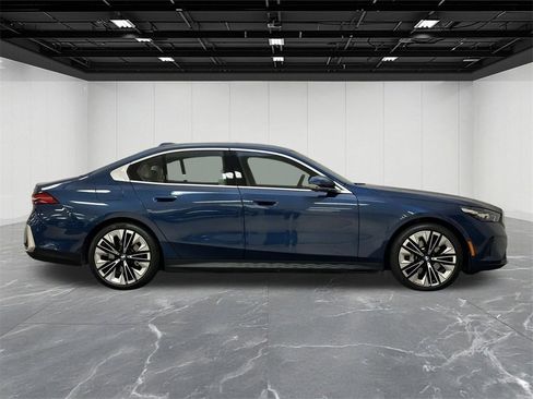 Used 2024 BMW 530i xDrive w/ Premium Package image 10
