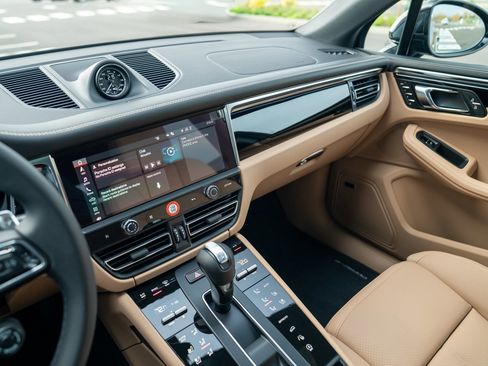 New 2026 Porsche Macan image 16