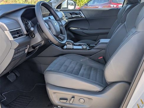 New 2025 Mitsubishi Outlander SE image 12
