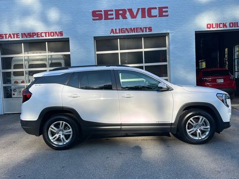 Used 2023 GMC Terrain SLE w/ Driver Convenience Package image 8