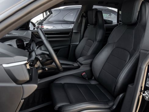 Certified 2025 Porsche Macan Electric image 5