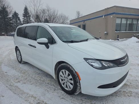 Used 2020 Chrysler Voyager L image 3