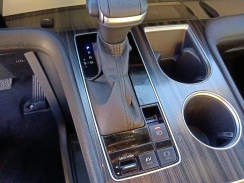 Used 2022 Toyota Sienna Limited image 25