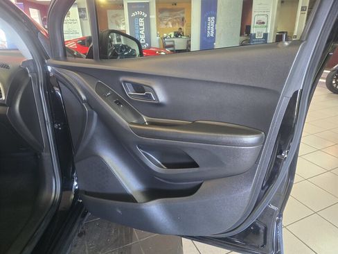 Used 2021 Chevrolet Trax LT w/ Midnight Edition image 12