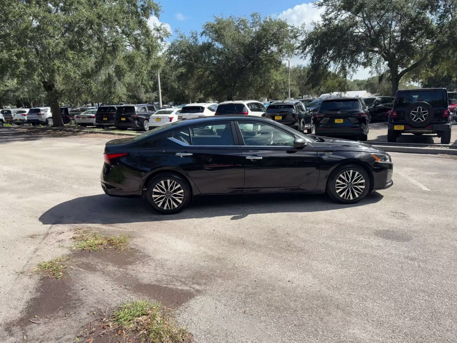 Used 2025 Nissan Altima 2.5 SV FWD image 15