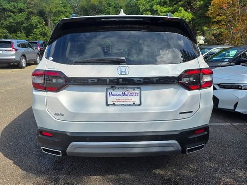 New 2025 Honda Pilot Touring image 5