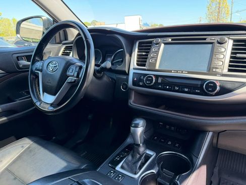 Used 2017 Toyota Highlander XLE AWD/4WD image 27