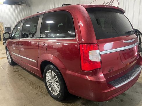 Used 2015 Chrysler Town & Country Touring-L image 3