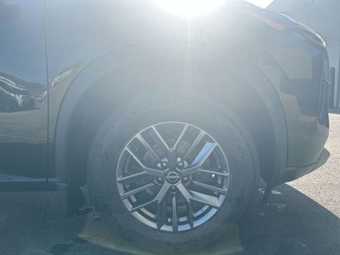 Used 2023 Nissan Rogue S AWD/4WD image 12