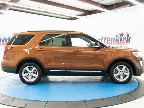 Used 2017 Ford Explorer XLT image 11