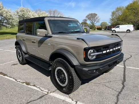 Used 2025 Ford Bronco Outer Banks w/ Sasquatch Package AWD/4WD image 1