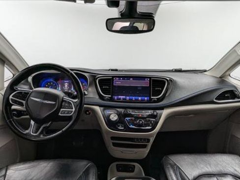 Used 2021 Chrysler Pacifica Touring-L image 23