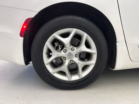 Used 2020 Chrysler Pacifica Limited FWD image 10
