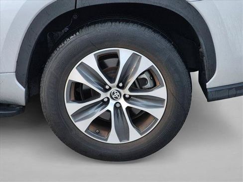 Used 2023 Toyota Highlander XLE FWD image 6