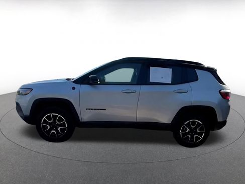 Used 2025 Jeep Compass Trailhawk image 9