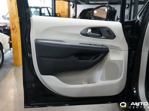 Used 2022 Chrysler Pacifica Touring-L image 10