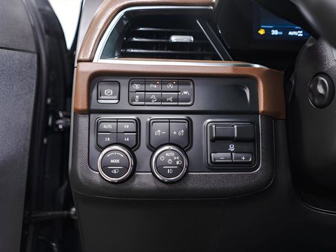 Used 2025 Chevrolet Suburban High Country AWD/4WD image 21