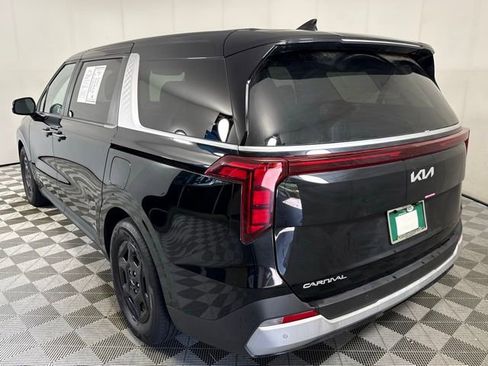 Used 2025 Kia Carnival image 4