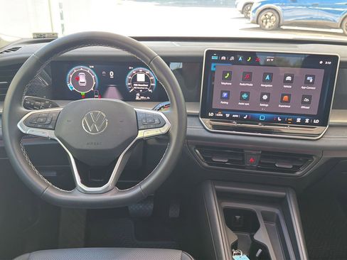 Used 2025 Volkswagen Tiguan SE w/ Panoramic Sunroof Package image 17