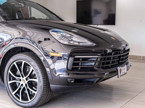 Used 2022 Porsche Cayenne S Platinum image 3