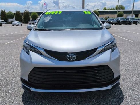 Certified 2025 Toyota Sienna LE FWD image 9