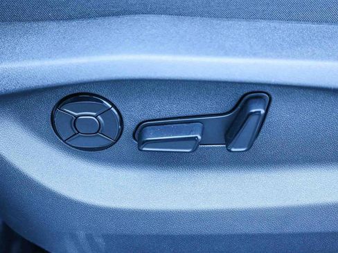 New 2026 Volkswagen Tiguan SE image 33