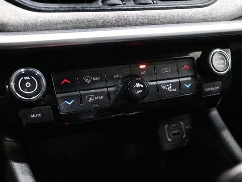 Used 2023 Jeep Compass Latitude w/ Sun and Sound Group AWD/4WD image 31