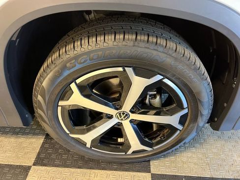 Certified 2025 Volkswagen Tiguan SE FWD image 10