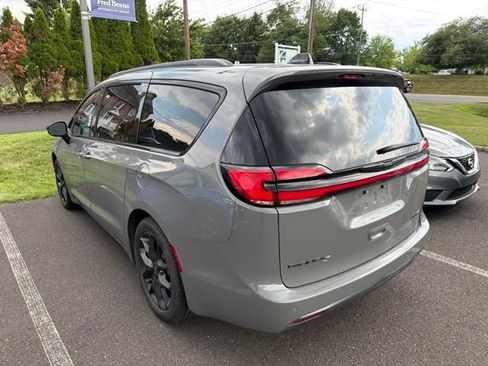 Used 2025 Chrysler Pacifica Limited FWD image 7