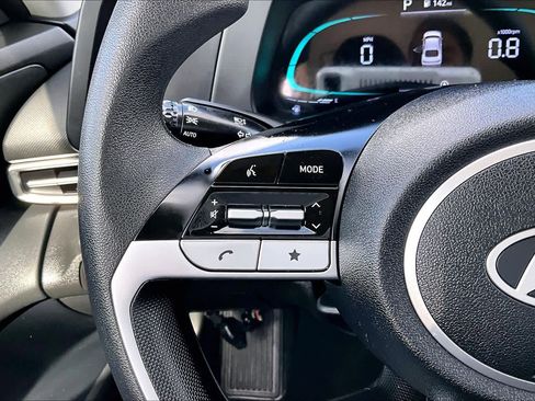 Certified 2025 Hyundai Elantra SE FWD image 22