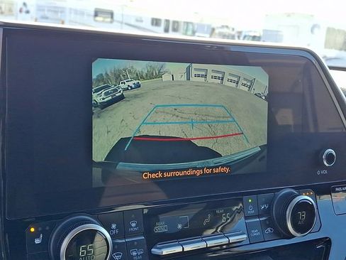 Used 2023 Toyota Highlander XLE AWD/4WD image 4