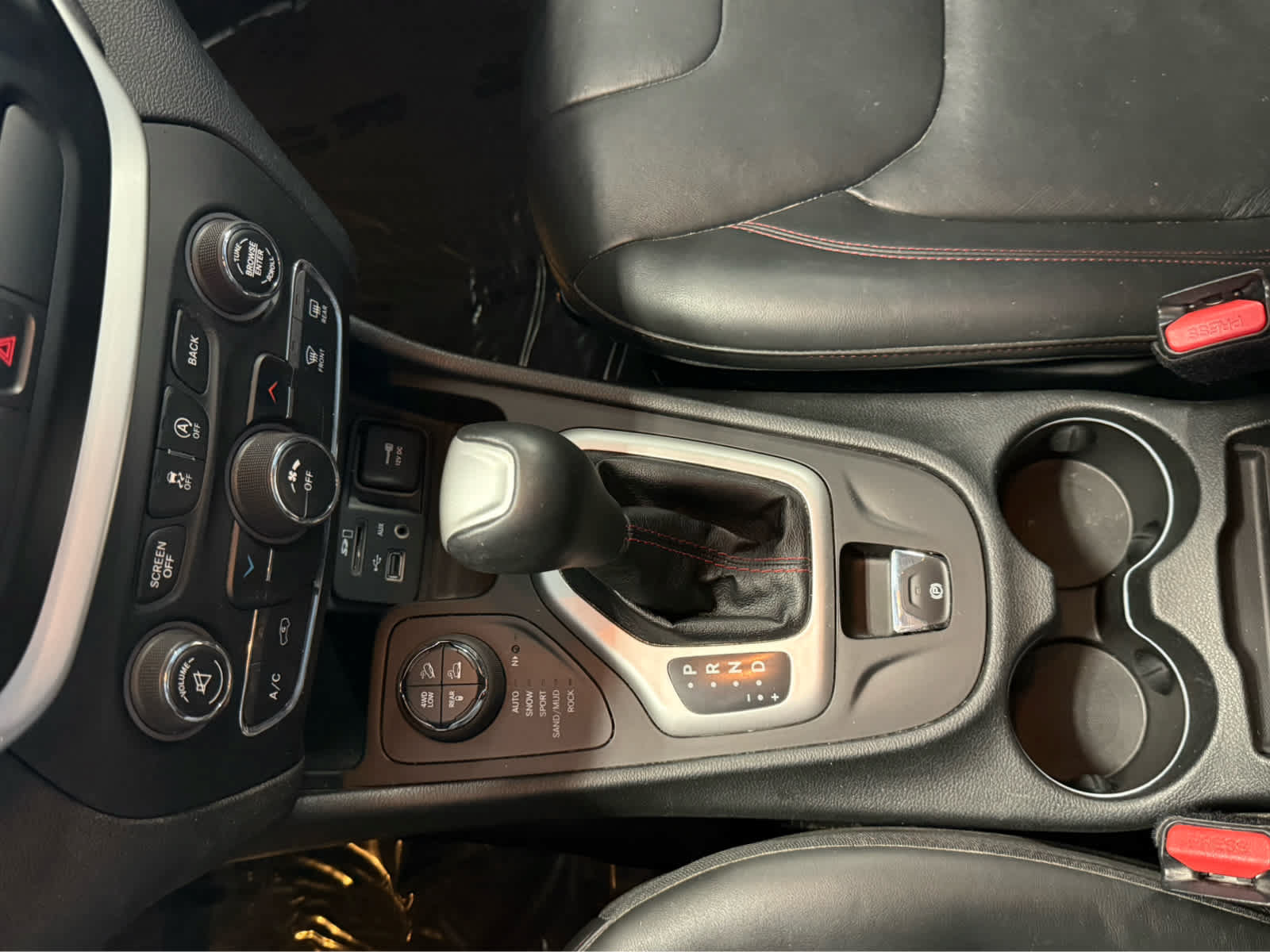 Used 2015 Jeep Cherokee Trailhawk w/ Leather Interior Group AWD/4WD image 29