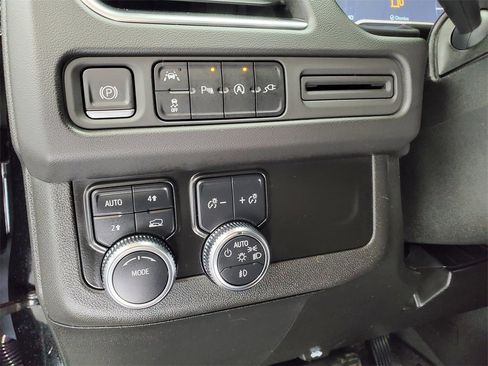 Used 2022 GMC Yukon XL SLE image 11