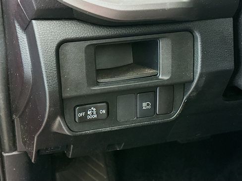 Used 2018 Toyota Tacoma SR5 w/ SR5 Appearance Package (SM) RWD image 16