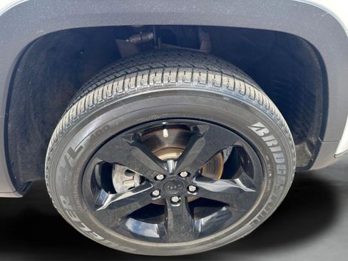 Used 2023 Jeep Grand Cherokee L Laredo RWD image 40