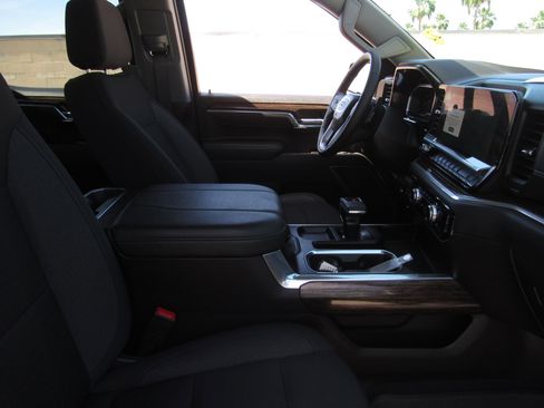 Used 2025 GMC Sierra 1500 Elevation image 9