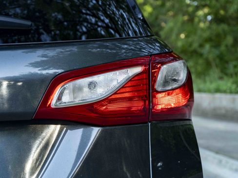 Used 2018 Chevrolet Equinox LT FWD image 13